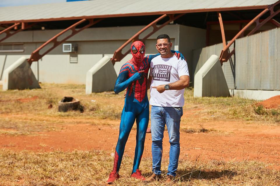 Na foto, um homem vestido de Homem-Aranha e um homem com blusa branca e calça jeans em frente à estação de metrô - Metrópoles 