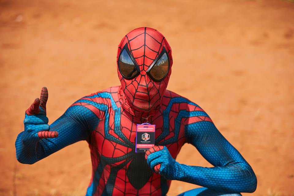 Na foto, um homem vestido de Homem-Aranha - Metrópoles