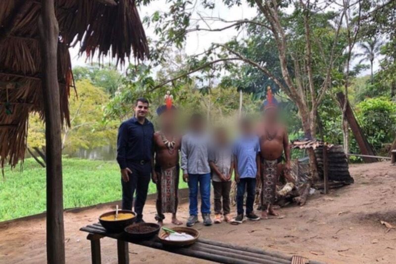 Foto colorido de Abdulhakim Tokdemir ao lado de indígenas no Amazonas - Metrópoles