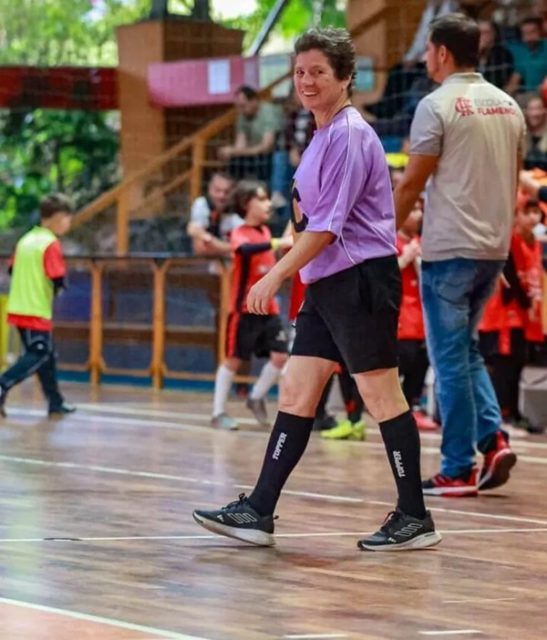 Cenira Sampaio apitando futsal - Metrópoles