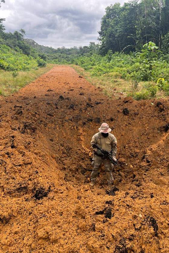 Militar das Forças Armadas dentro de buraco em pista de pouso clandestina na floresta - Metrópoles