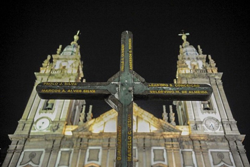 Imagem colorida mostra frente da Igreja da Candelária