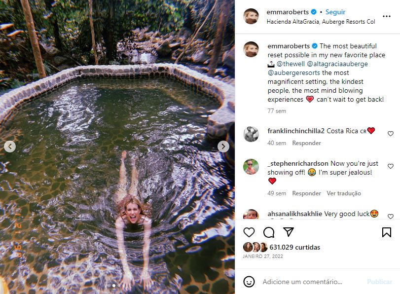 Foto colorida. A imagem mostra um print de uma publicação da atriz Emma Roberts sobre sua passagem pela Hacienda AltaGracia na Costa Rica