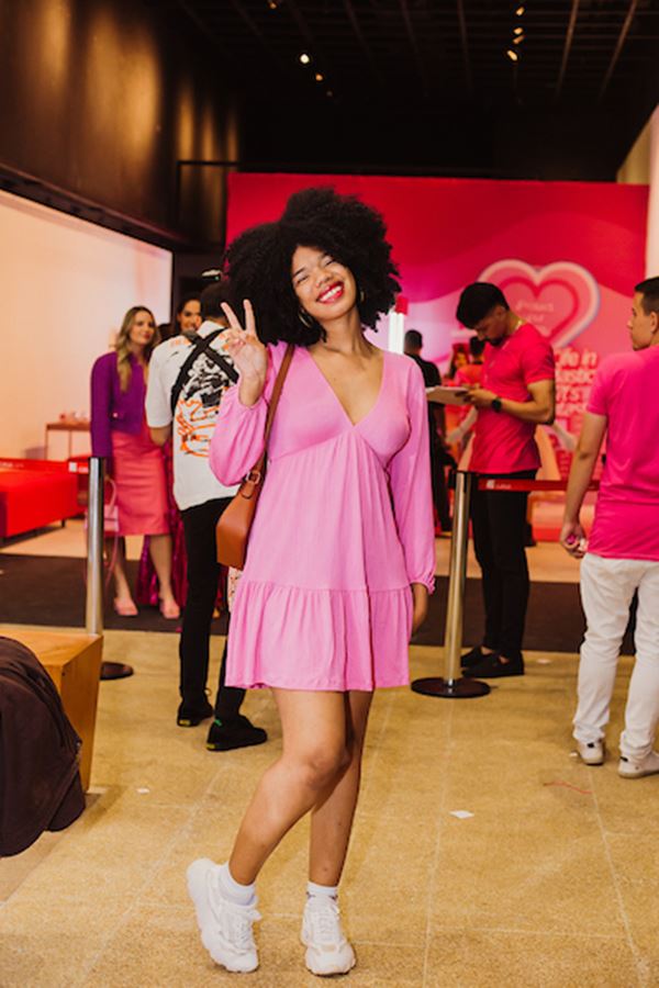 Na imagem com cor, mulher negra usa vestido rosa - Metrópoles