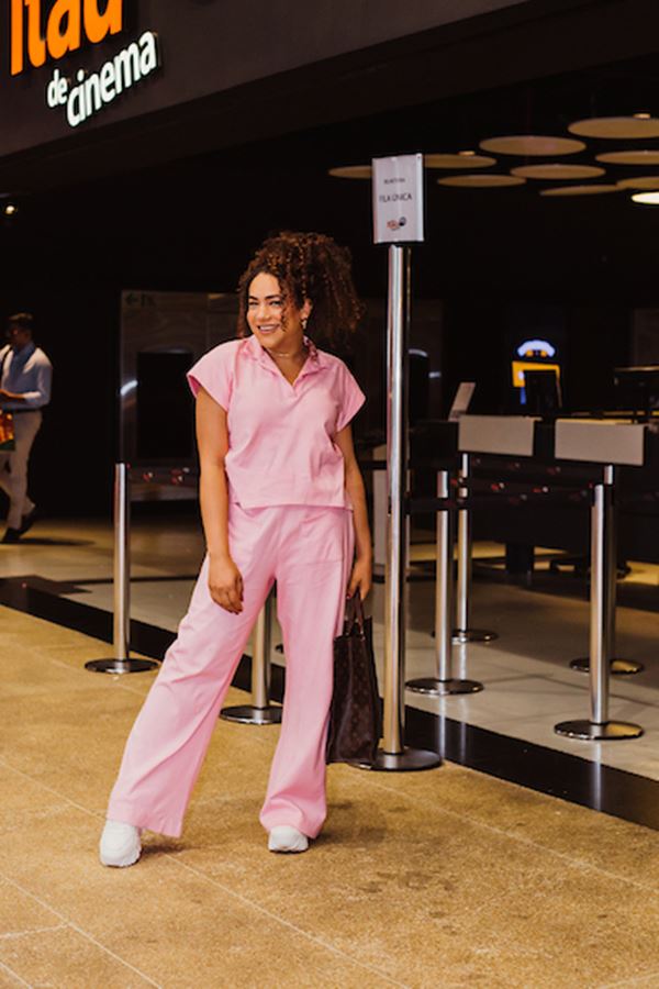 Na imagem com cor, mulher negra usa conjunto rosa - Metrópoles