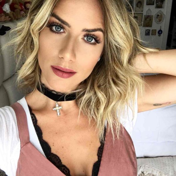 Na imagem com cor, Giovanna Ewbank usando uma choker de veludo - Metrópoles