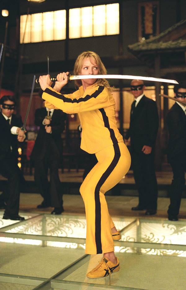 Uma Thurman de look amarelo em cena do filme Kill Bill - Metrópoles