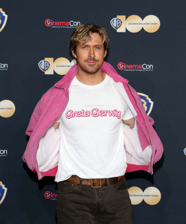Na imagem com cor, o ator Ryan Gosling na première do filme Barbie - Metrópoles
