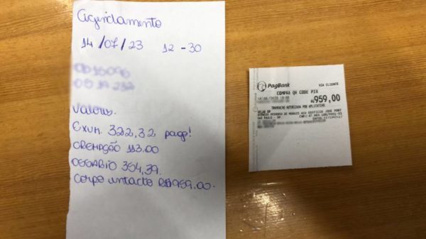 Imagem de recibo escrito à mão com taxas pagas ao cemitério - Metrópoles