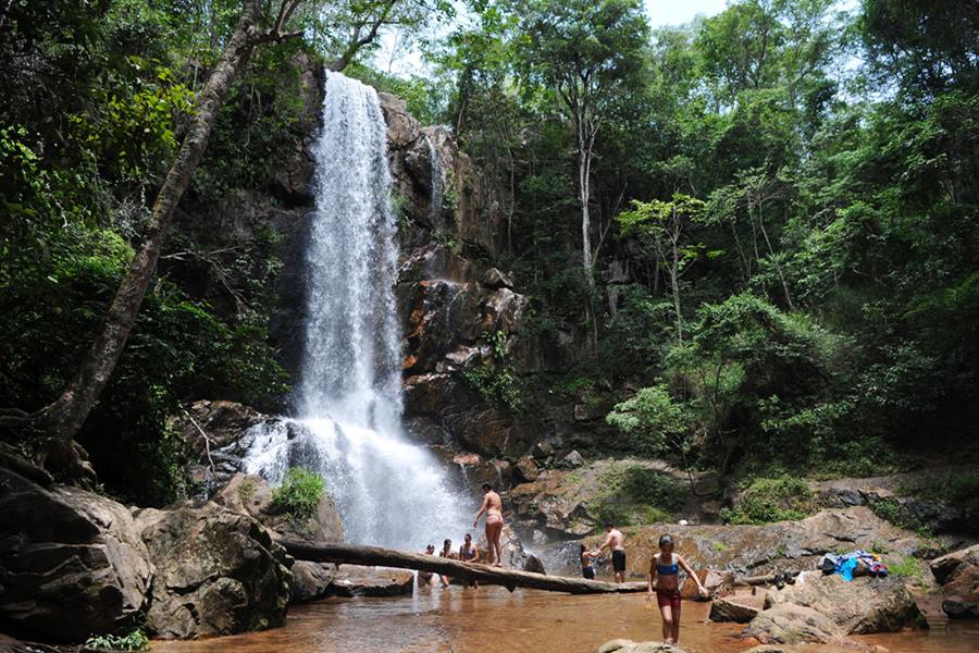 Na foto, uma cachoeira grande com áreas verdes - Metrópoles 