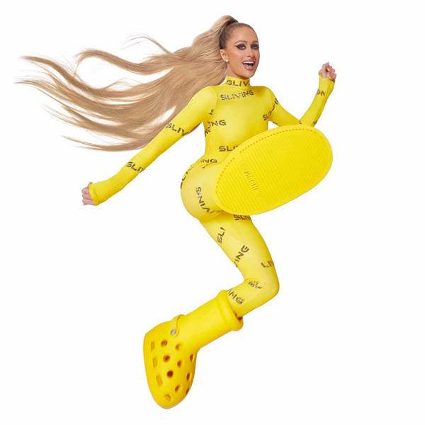 Paris Hilton usando macacão amarelo e bota gigante de borracha - Metrópoles