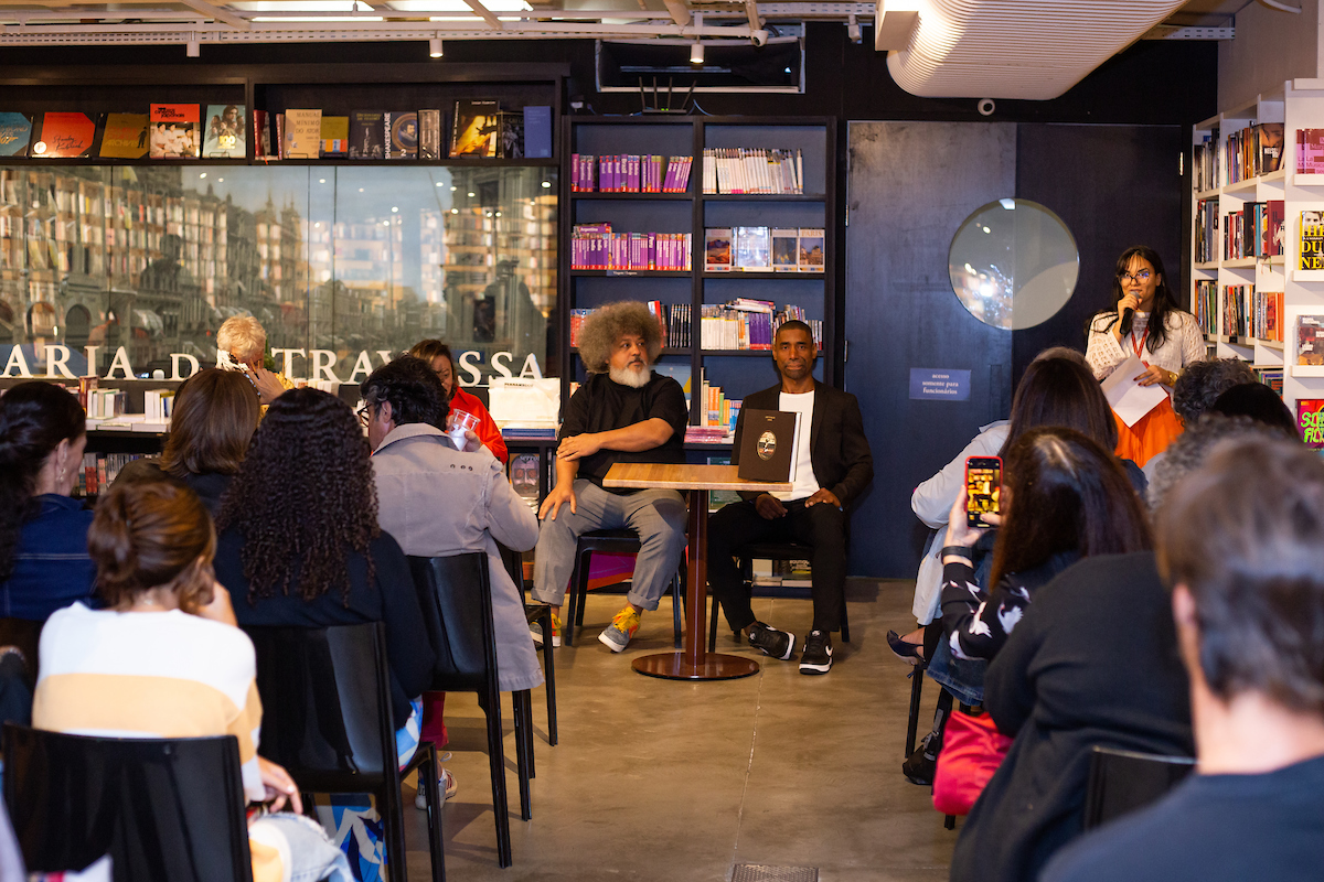 Lançamento do livro de Antonio Obá movimenta a Livraria da Travessa