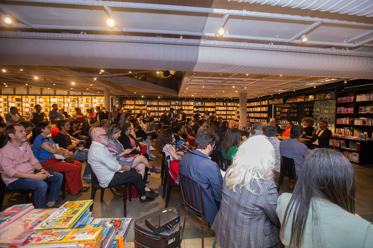 Convidados participam de talk no lançamento do livro Antonio Obá