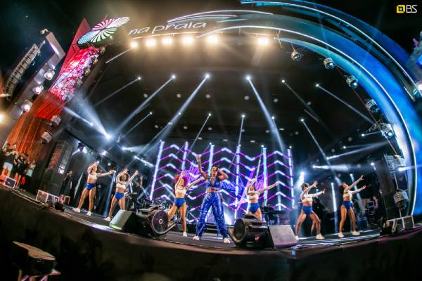 Fotografia colorida mostrando o show da Ludmilla no Na Praia-Metrópoles