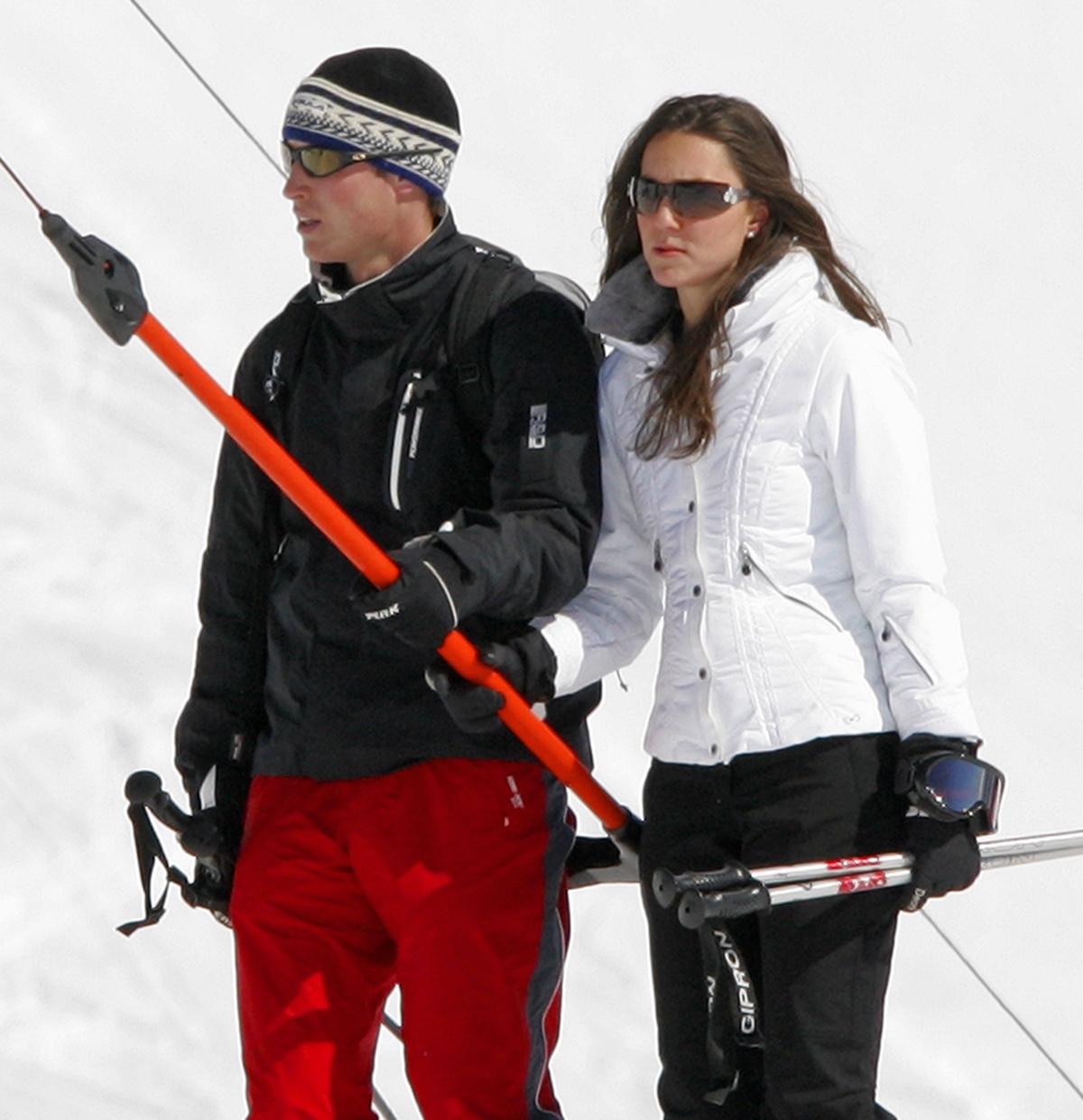 Foto colorida. Imagem mostra William e Kate, ambos brancos, com roupas para esquiar na neve de Klosters, na Súiça - Metrópoles