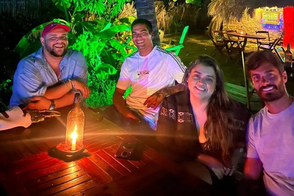 Foto colorida de Gominho, Preta Gil e Eduardo Paduan em um restaurante - Metrópoles