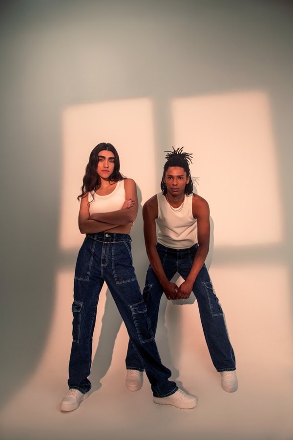 Modelos usam looks com regata branca e calça jeans - Metrópoles