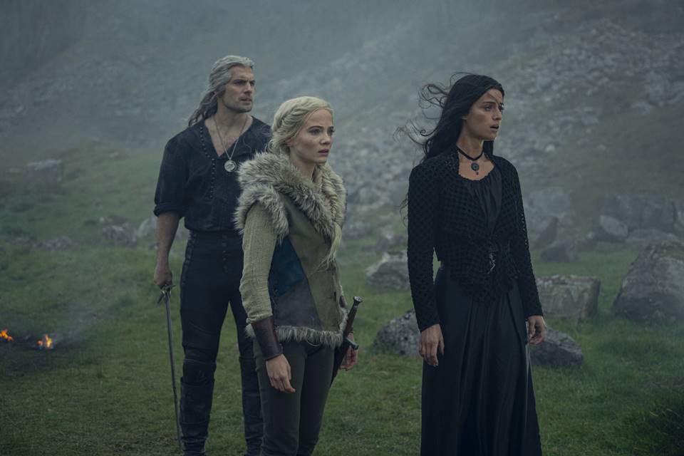 Foto colorida de Henry Cavill, Freya Allan e Anya Chalotra como Geralt, Ciri e Yennefer em The Witcher - Metrópoles