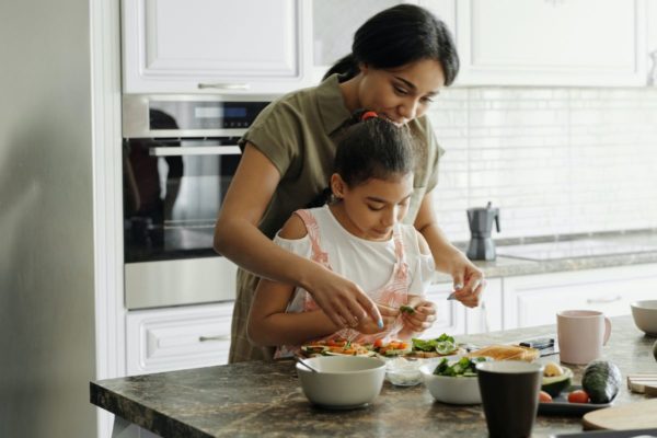 mae e filha cozinhando