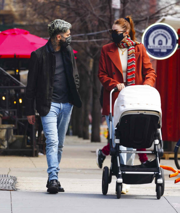 Na imagem com cor, Zayn Malik e Gigi Hadid andando na rua com sua filha, Khai - Metrópoles