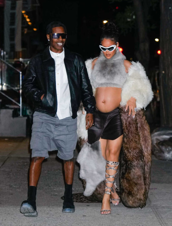 Na imagem com cor, Rihanna e A$AP Rocky andando - Metrópoles