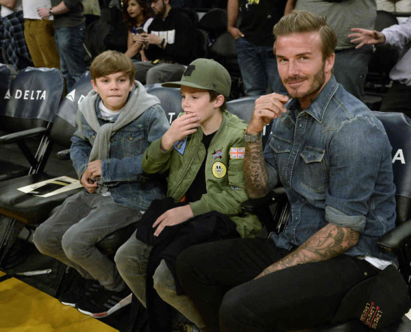 Na imagem com cor, David Beckha com os filho em um jogo de basquete - Metrópoles