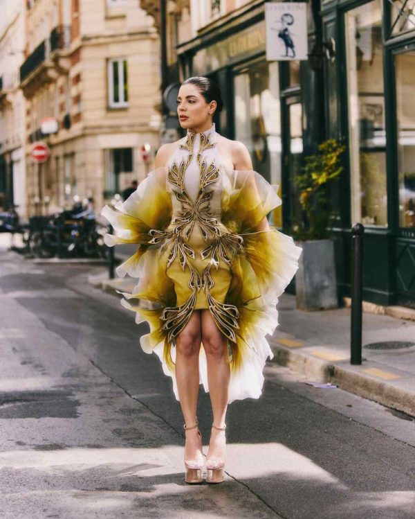 Na imagem com cor, a influenciadora Gkay na Semana de Alta-Costura, em Paris - Metrópoles