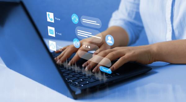 Fotografia colorida mostrando mulher digitando em computador-Metrópoles