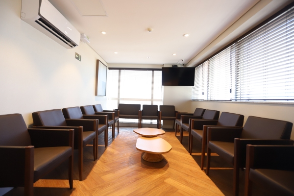 Fotografia colorida da sala de espera da unidade de oncologia do Sírio Libanês em Brasília