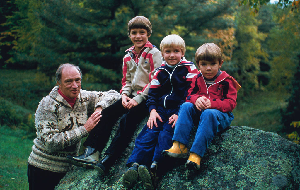 Pierre Trudeau com os filhos Justin, Sacha e Michel, em 1980 - Metrópoles