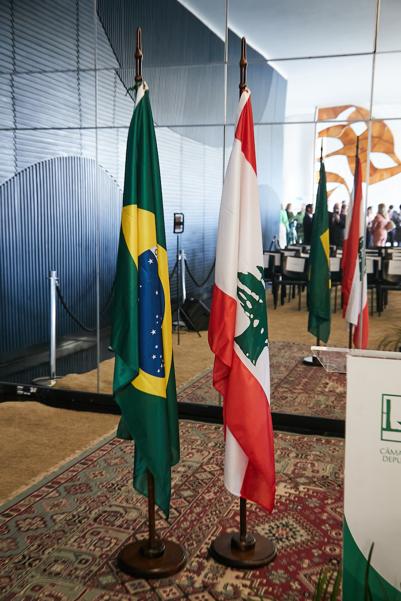 Bandeiras do Brasil e do Líbano