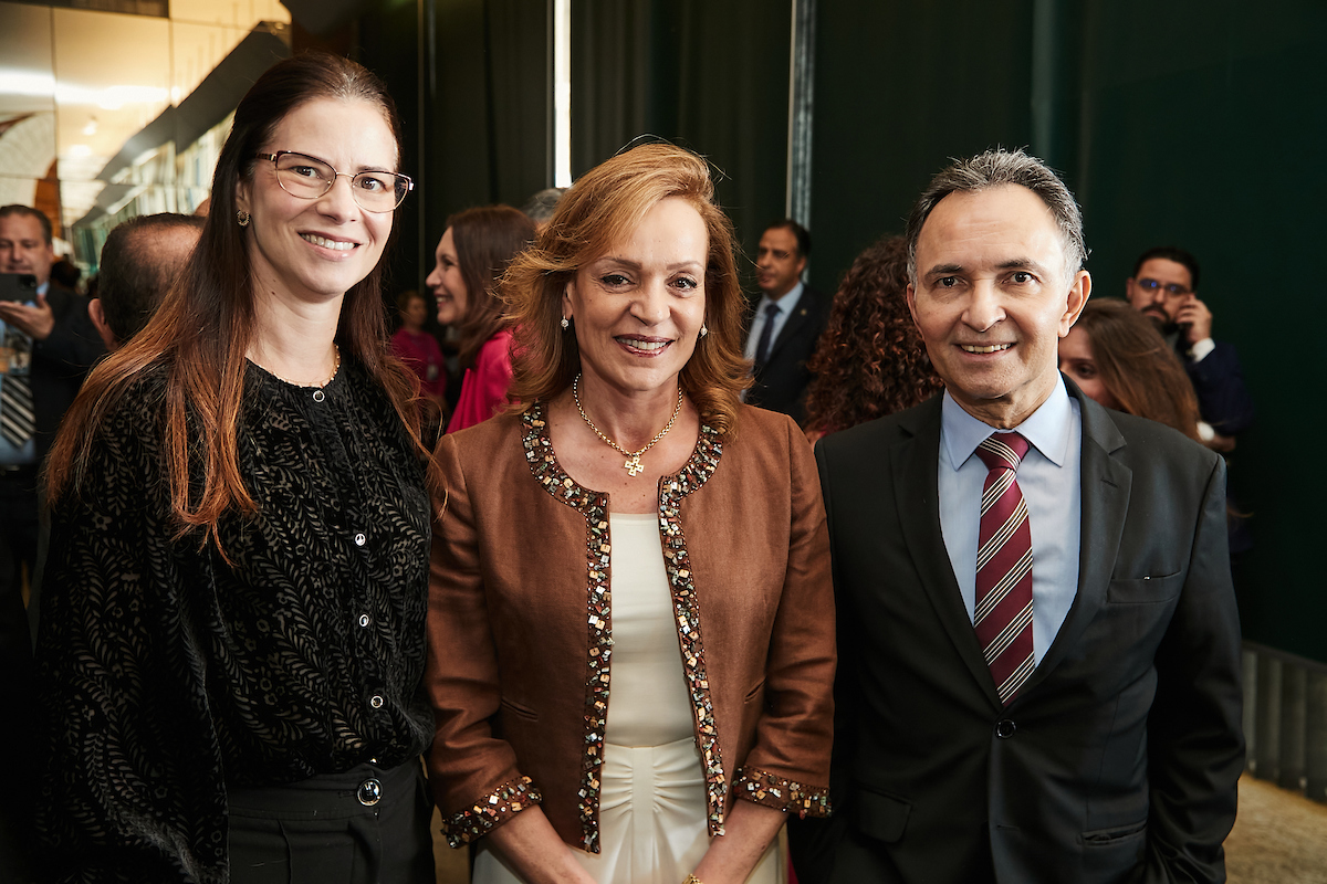 Embaixadora Carla Jazzar com Renata Zuquim e José Eduardo Pereira Filho