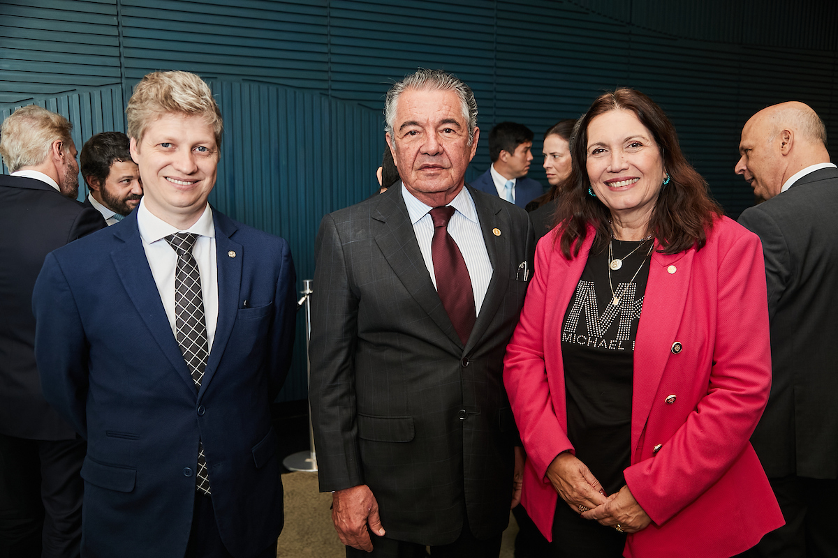 Deputado federal Marcel van Hattem (NOVO-RS) com o ex-ministro do STF Marco Aurélio Mello e a deputada federal Bia Kicis (PL-DF)