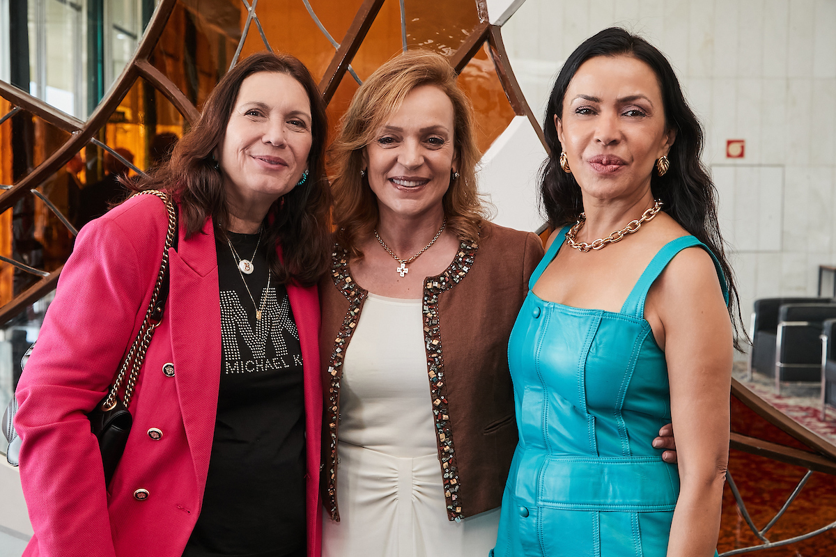 A deputada federal Bia Kicis (PL-DF), a embaixadora Carla Jazzar e Claudia Meireles