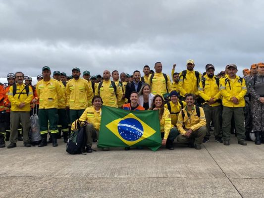 Imagem colorida de equipe enviada para a missão humanitária contra os incêndios florestais no Canadá - Metrópoles