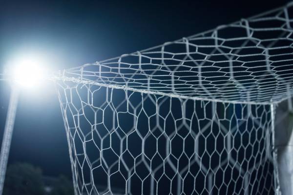 Fotografia colorida mostrando rede de gol de futebol-Metrópoles