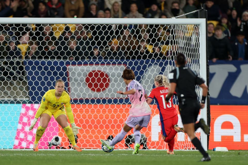 Imagem colorida mostra Hinata Miyazawa, de costas, do Japão, chutando para marcar seu quinto gol na Copa do Mundo feminina de futebol - Metrópoles