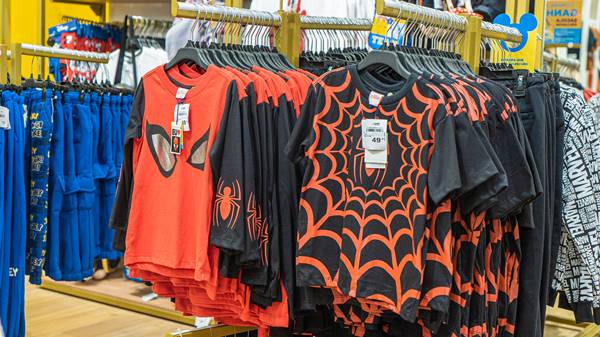 Camisetas do Homem-Aranha em cabides - Metrópoles