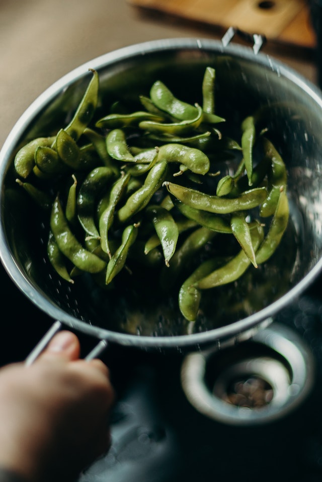 Panela com grande quantidade de edamame dentro - Metrópoles