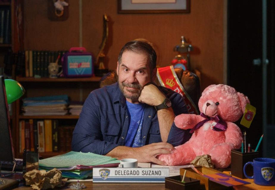 Foto colorida de Leandro Hassum com um urso de pelúcia rosa - Metrópoles