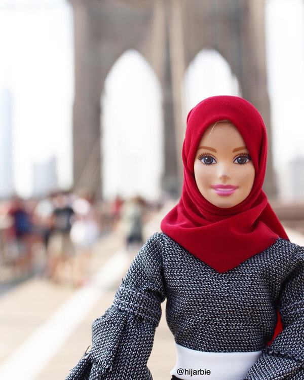 Barbie de hijab posando para foto - Metrópoles