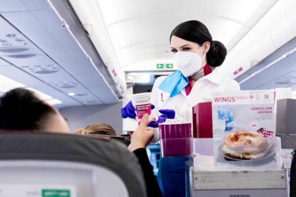 Na foto, aeromoça oferecendo lanches aos tripulantes - Metrópoles