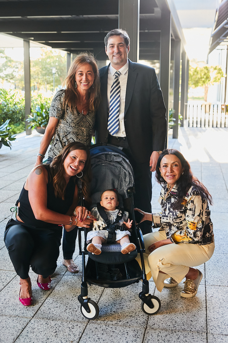 Claudia Meireles e Claudia Salomão com Luciana Da Rin, Rafael Viana e a pequena Martina