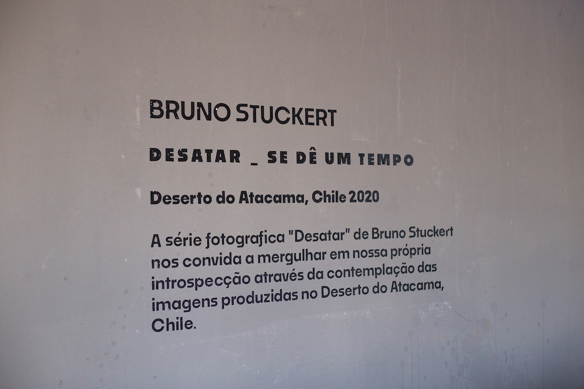 Parede com descrição de exposição fotográfica de Bruno Stuckert - Metrópoles