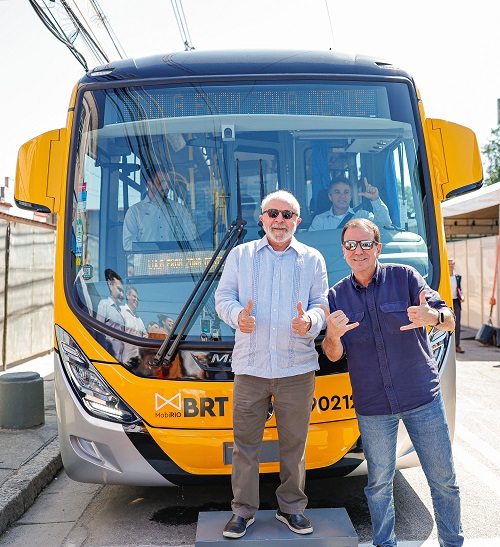 imagem colorida presidente lula em frente a BRT no Rio - metrópoles