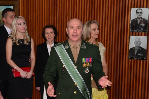 Imagem colorida do general Mauro César Lourena Cid, pai de Mauro Cid