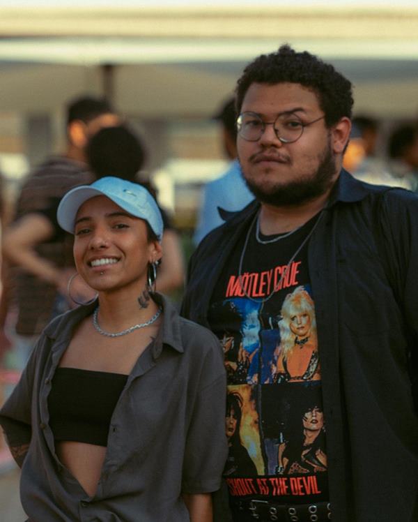 Casal posa para a foto durante uma visita a feira de brechó - Metrópoles