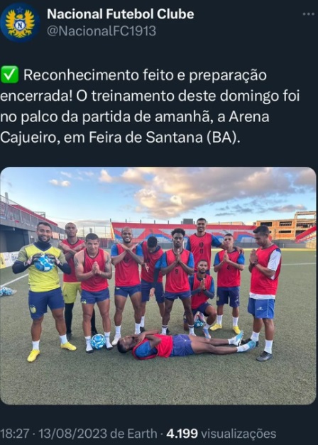 Imagem colorida da publicação com os jogadores em campo - Metrópoles