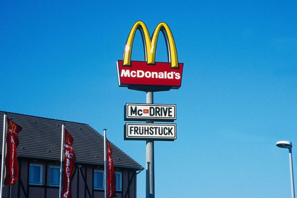 Foto colorida de placa do McDonald's - Metrópoles