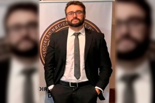 Foto colorida com moldura do delegado da polícia federal thiago selling de terno preto camisa branca, gravata e óculos - metrópoles